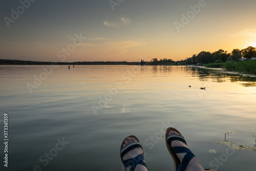 Fototapeta Naklejka Na Ścianę i Meble -  Wypoczynek nad jeziorem Drwęckim o zachodzie słońca