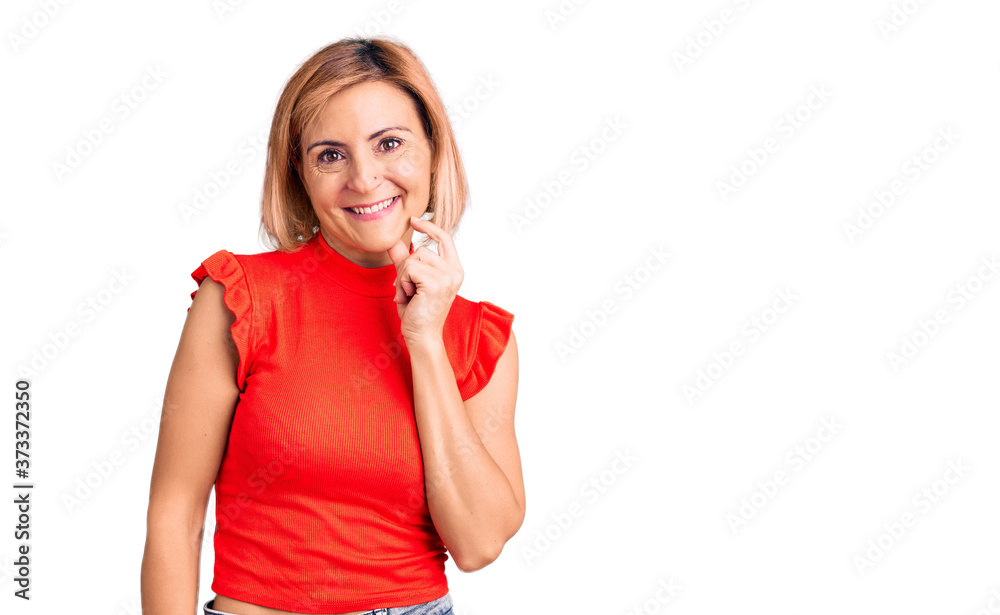 Fototapeta premium Young blonde woman wearing casual clothes looking confident at the camera with smile with crossed arms and hand raised on chin. thinking positive.