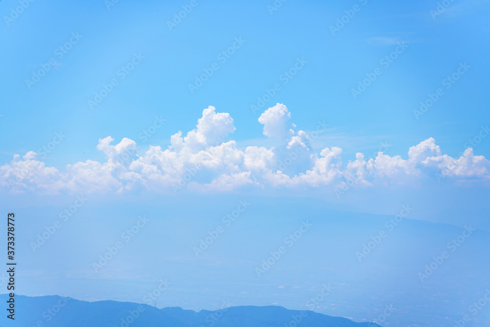 【空イメージ】青空と白い雲