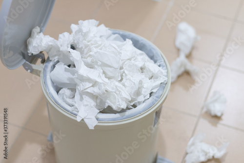 Obraz na płótnie White used paper tissue in overcrowded bin