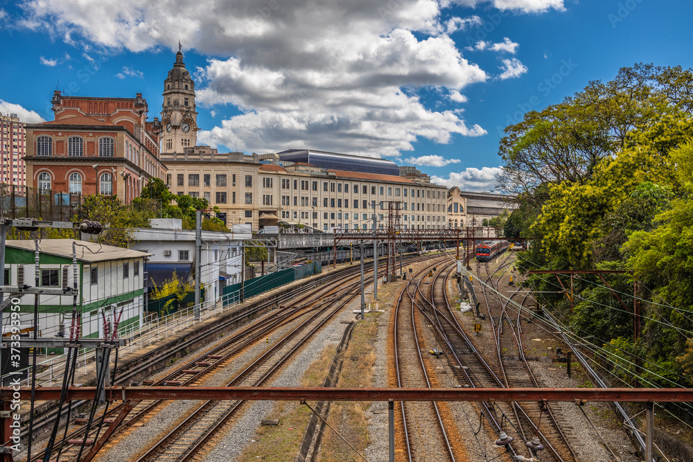 Trilhos de trem cortando a cidade de São Paulo. Imagem em HDR. 