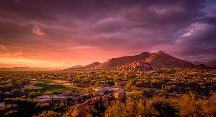 Fototapete Arizona Goldener Sonnenuntergang über Nord-Scottsdale  © BCFC