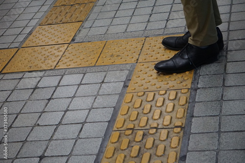 A block for guiding the visually impaired laid in the station 駅に敷かれた視覚障害者誘導用ブロック