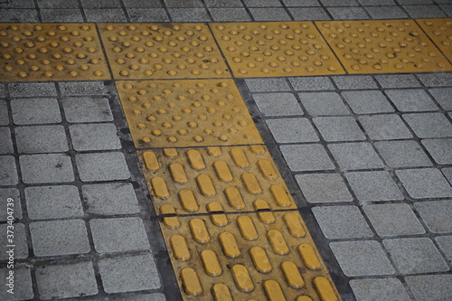 Fotografia, Obraz A block for guiding the visually impaired laid in the station
駅に敷かれた視覚障害者誘導用ブロック