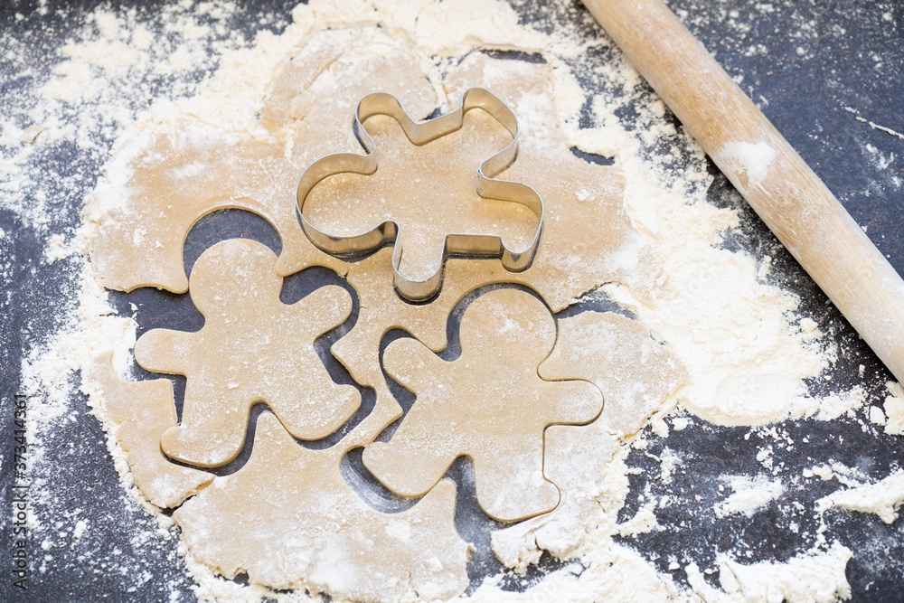 Lebkuchen-Männer backen. Lebkuchen-Männer backen.