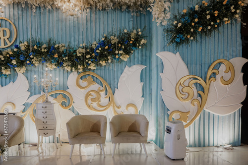 gold crystal lamp for wedding decoration, white leaves theme blue background