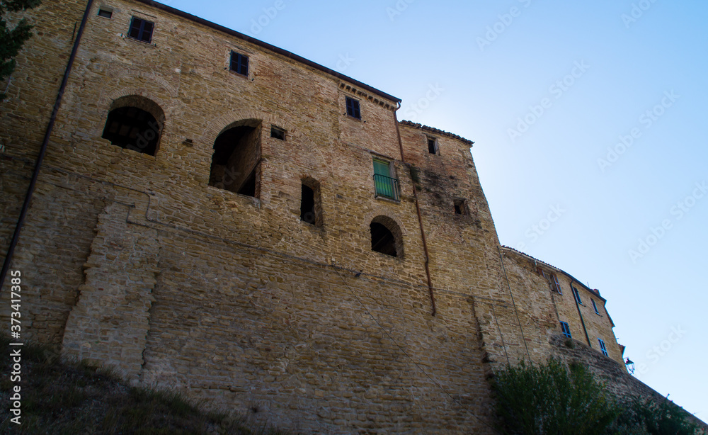 Antiche mura in pietra a Serra San Quirico nelle Marche
