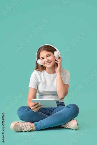 Teenage girl listening to m...