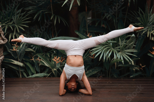 Obraz na płótnie Asia Yoga instructor, in outdoor exercise. Portrait of gorgeous asian young woman practicing yoga outdoor w salonie