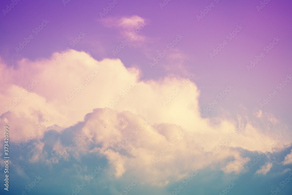Obraz premium Colorful cloudy sky at sunset. Gradient color. Sky texture, abstract nature background