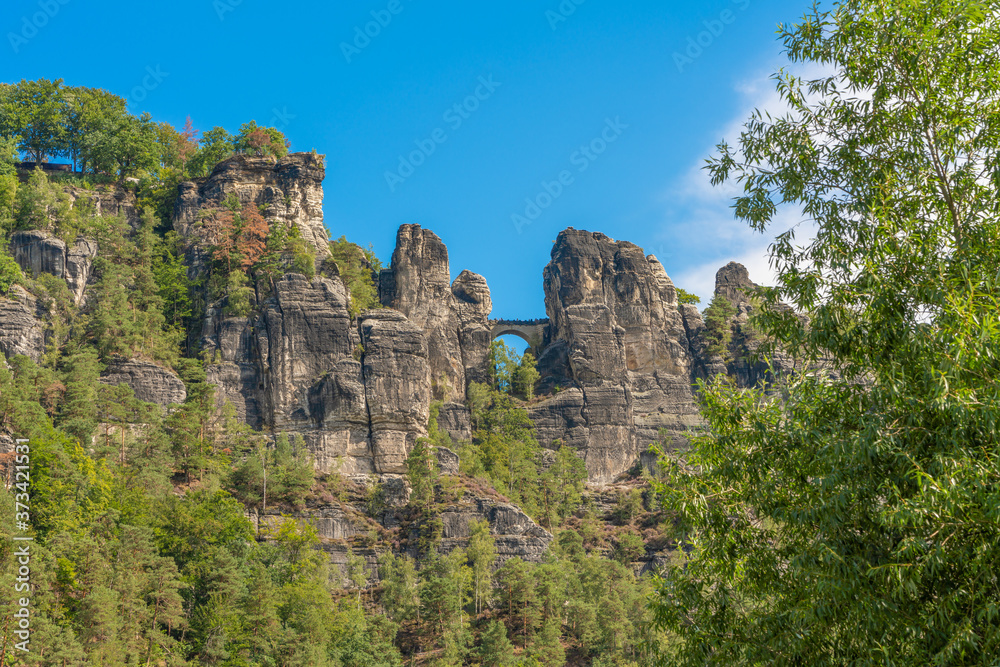 wunderschöner Blick auf die Bastei Felsen in der Sächsischen Schweiz fotografiert von unten aus Rathen