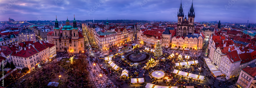Panorama der Altstadt von Prag am Abend mit festlichen Adventslichtern und traditionellem Weihnachtsmarkt auf dem Platz zur Winterzeit, Tschechische Republik - obrazy, fototapety, plakaty 
