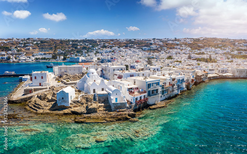 Panorama der schönen Altstadt von Mykonos mit weißen Kirchen, türkisem Meer und blauem Sommerhimmel, Kykladen, Griechenand photo