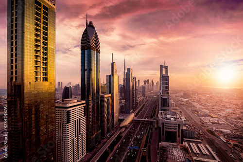 Die urbane Skyline von Dubai an der Sheikh Zayed Straße bei Sonnenuntergang, Vereinigte Arabische Emirate