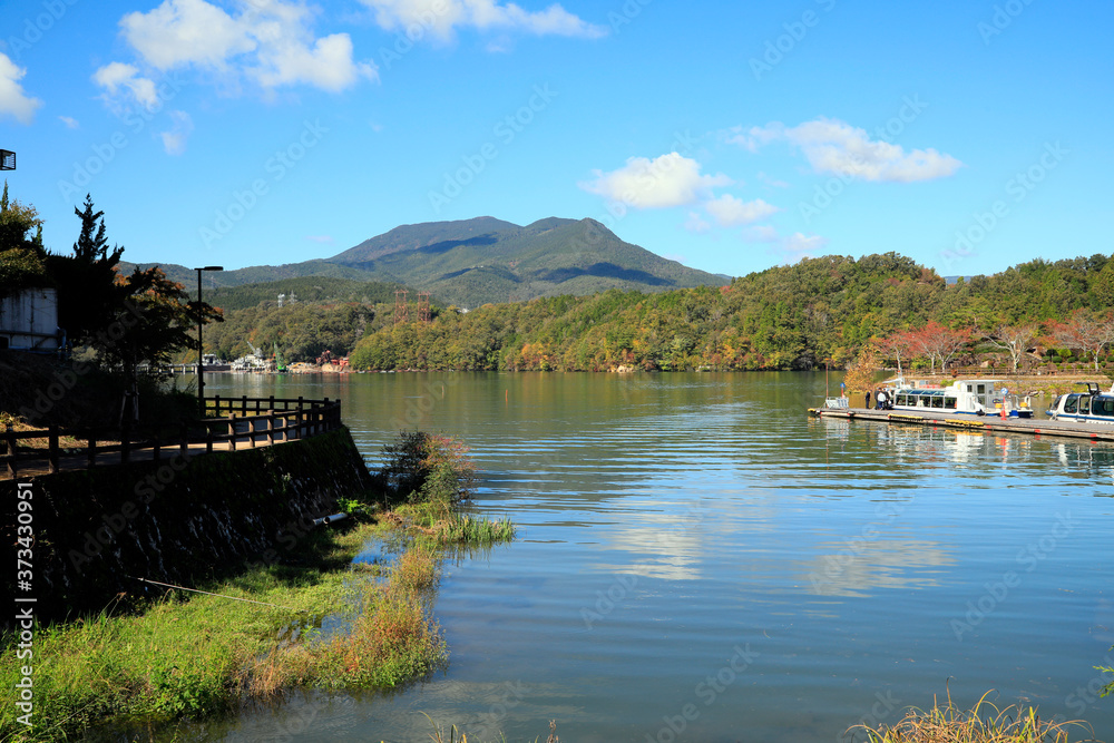 Obraz premium 秋の恵那峡と木曽川の紅葉風景 (岐阜県)
