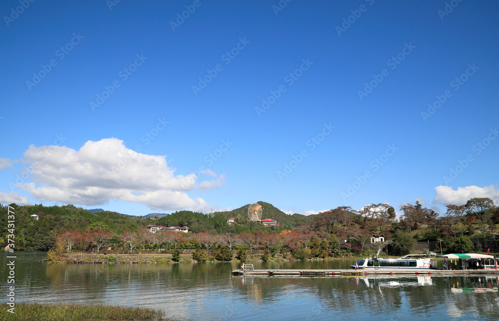 秋の恵那峡と木曽川の紅葉風景 (岐阜県) 秋の恵那峡と木曽川の紅葉風景 (岐阜県)