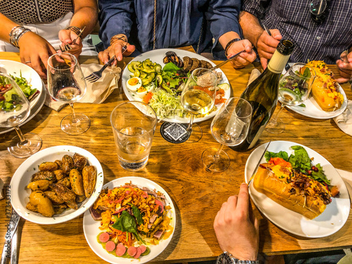Dîner coloré avec des amis