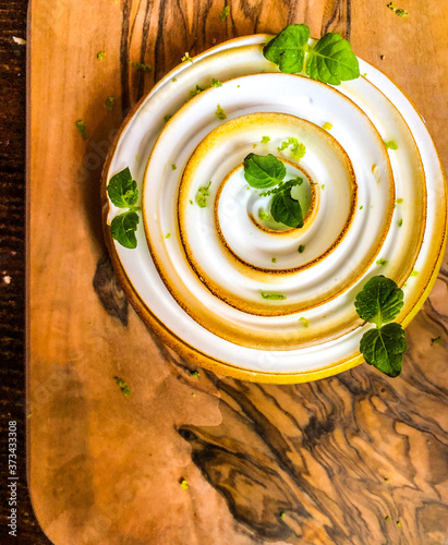 Pâtisserie française sur une planche de bois