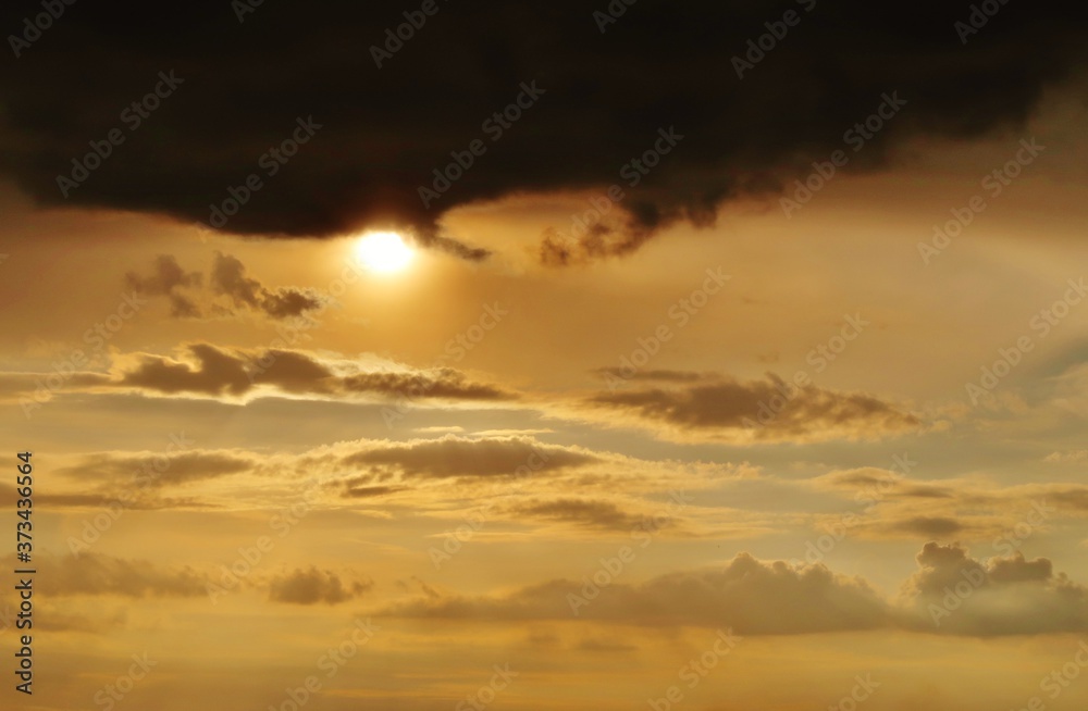 Fototapeta premium Sonnenuntergang mit Gewitterwolken