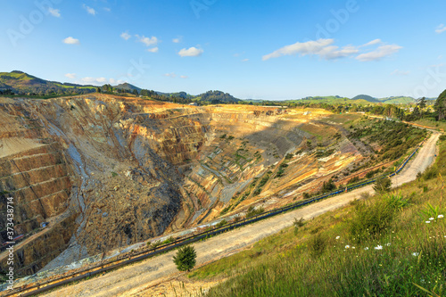 Cuadro en lienzo A large open-cast gold mine at Waihi, New Zealand
