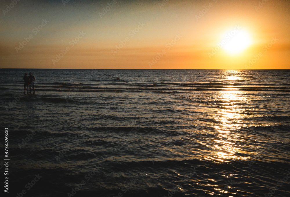 Obraz premium couple at the sunset beach