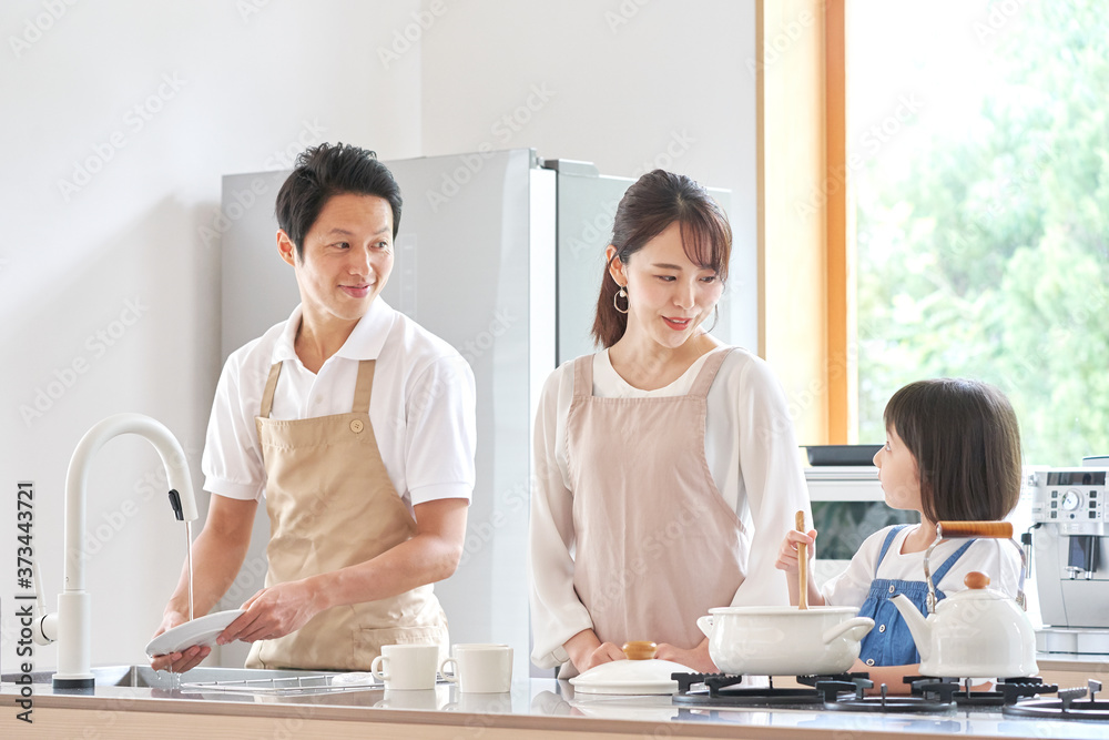 料理する家族 料理する家族