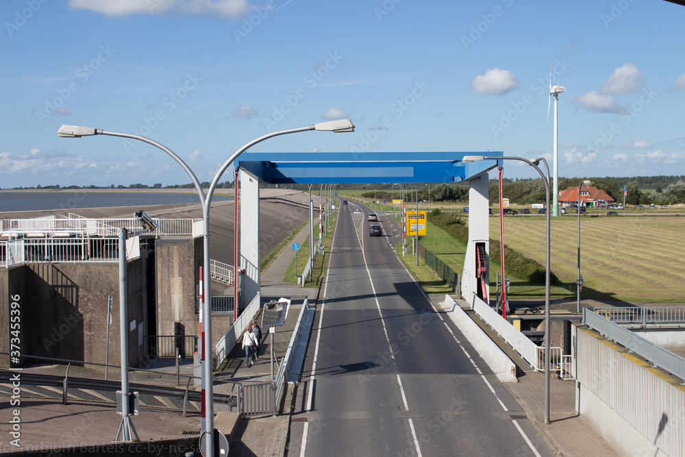 Naklejka premium Küstenstraße von der Brücke mit Deich