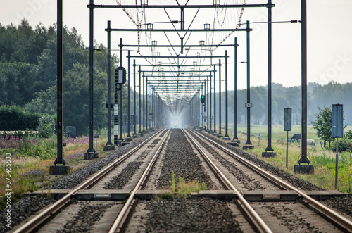 Foto Long straight railway line between Zwolle and Meppel in the Netherlands, with co