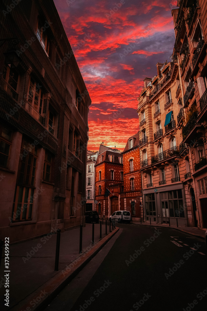Fototapeta premium Beautiful red sunset sky in Paris