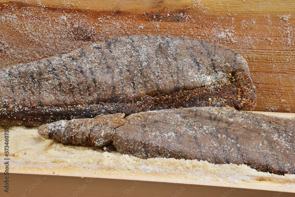 bottarga di tonno, uova di tonno rosso salate, processo artigianale di conservazione dei prodotti della pesca tipico della Sicilia