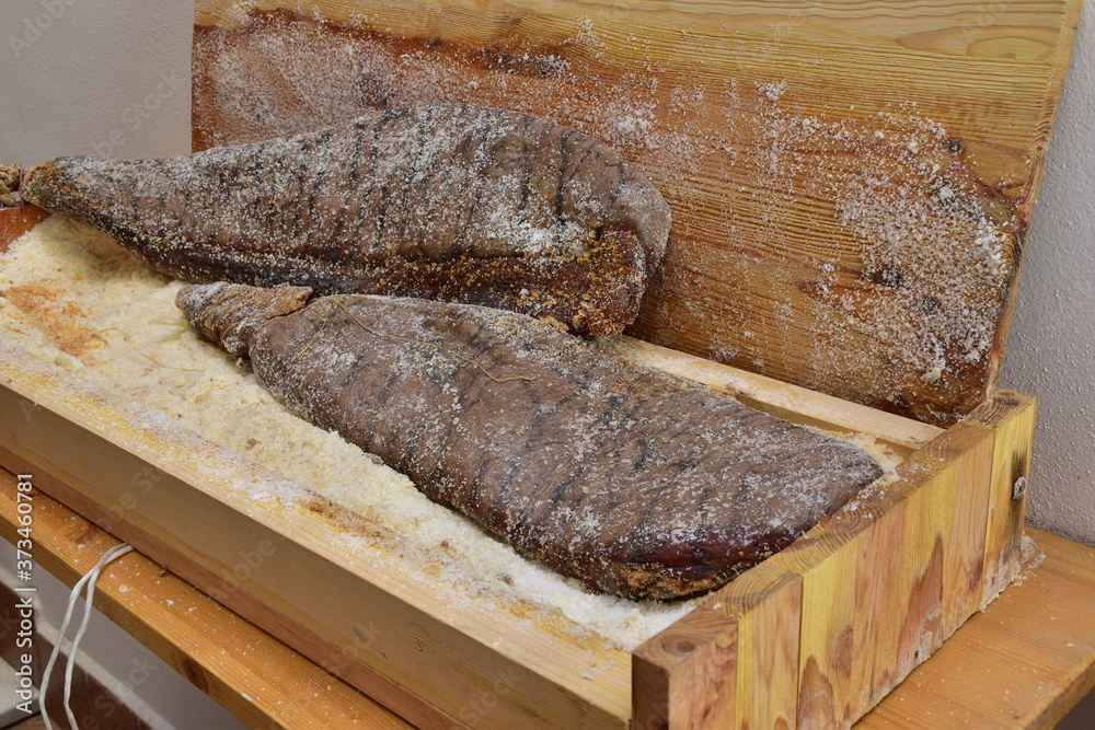 bottarga di tonno, uova di tonno rosso salate, processo artigianale di conservazione dei prodotti della pesca tipico della Sicilia