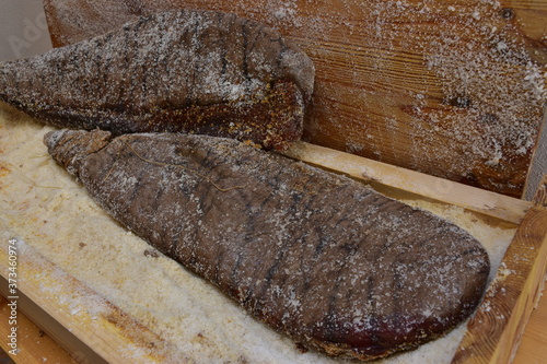 Obraz na płótnie bottarga di tonno, uova di tonno rosso salate, processo artigianale di conservazione dei prodotti della pesca tipico della Sicilia w salonie
