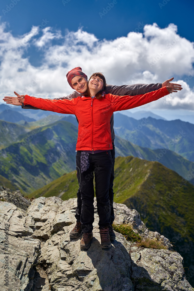 Obraz premium Hiking couple in the mountains