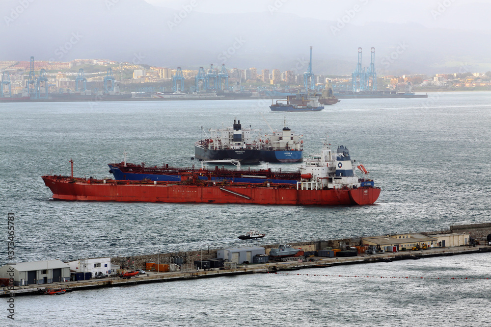 Leere Containerschiffe vor Gibraltar.