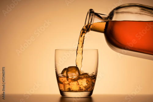 Foto a glass of whiskey on the rocks