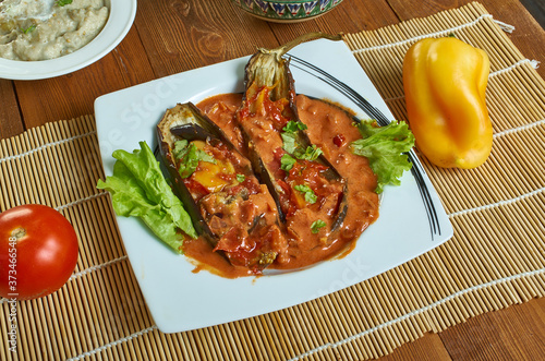 Mini melanzane imbottite in sugo piccante photo