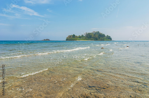 The island is located in the center of the sea lagoon.