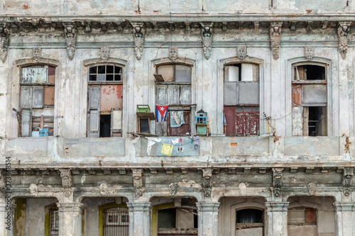 Photography Old facade in Havana with windows and arches