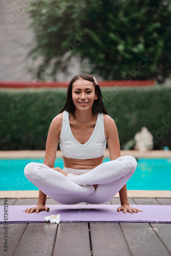 Obraz na płótnie Asian Yoga instructor, in outdoor exercise. Portrait of gorgeous asian young woman practicing yoga outdoor w salonie