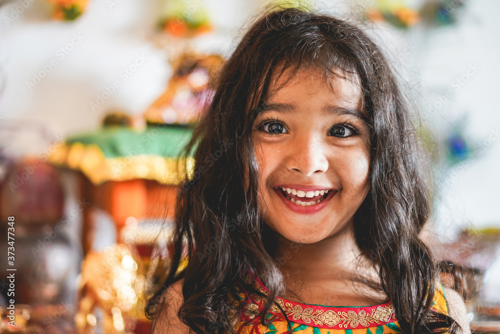 Φωτογραφία Portrait of indian female kid wearing sari dress - Southern asian child having f