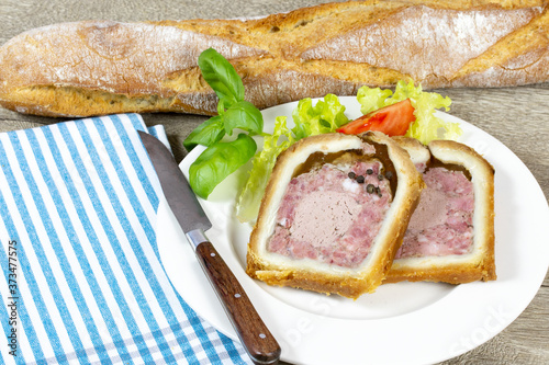 tranche de pâté en croûte richelieu dans une assiette photo