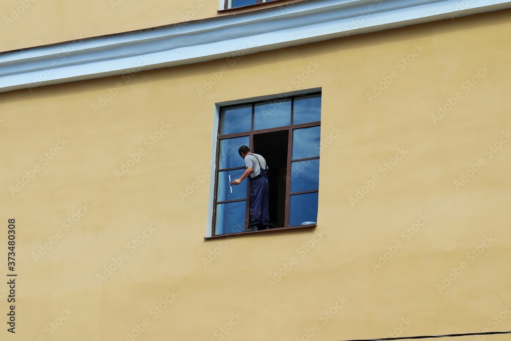 Male window washer works without insurance
Male window washer works without insurance
