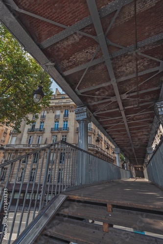 Under the Bir Hakeim bridge in Paris © Pierre vincent