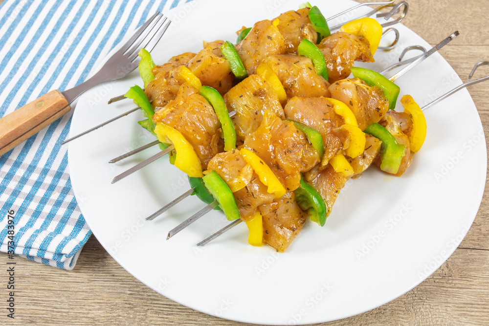 brochettes de poulet et poivrons cru, marinées au curry brochettes de poulet et poivrons cru, marinées au curry