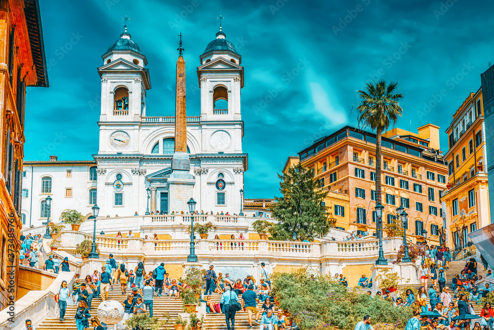 Obraz premium ROME, ITALY - MAY 10, 2017 : Spanish Steps (Scalinata di Trinita dei Monti), Obelisco Sallustiano on Spanish Steps Square(Piazza della Trinita dei Monti) with tourists.
