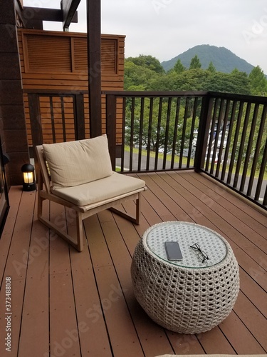 高原リゾートでの休日 もしくはテレワーク イメージ　wooden deck chair and table © kesuku