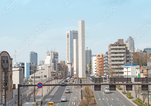 渋谷から新宿方面をのぞむ山手通りの風景