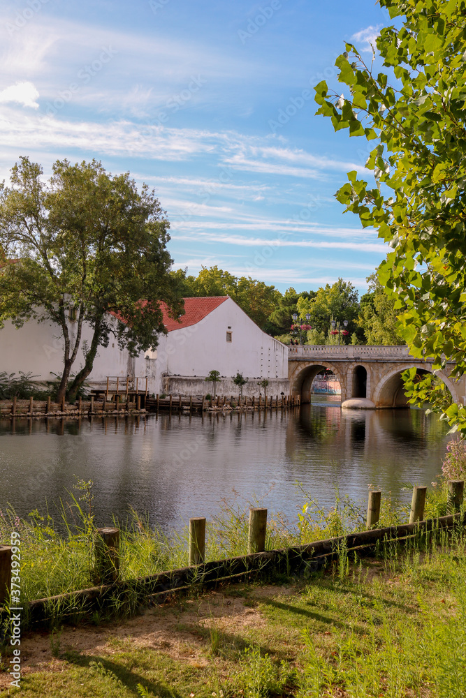 Margens do rio Nabão com a ponte velha ao fundo em Tomar. Margens do rio Nabão com a ponte velha ao fundo em Tomar.
