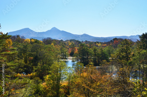 裏磐梯の中瀬沼の紅葉と会津磐梯山を一望する展望台からの眺め