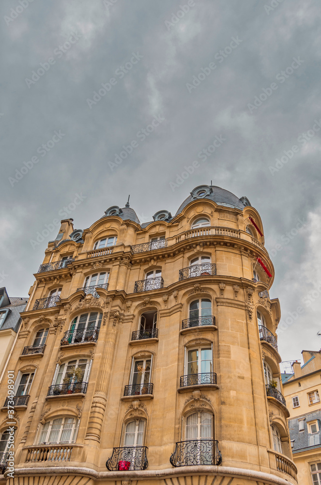 Obraz premium Beautiful parisian architecture, Paris, France
